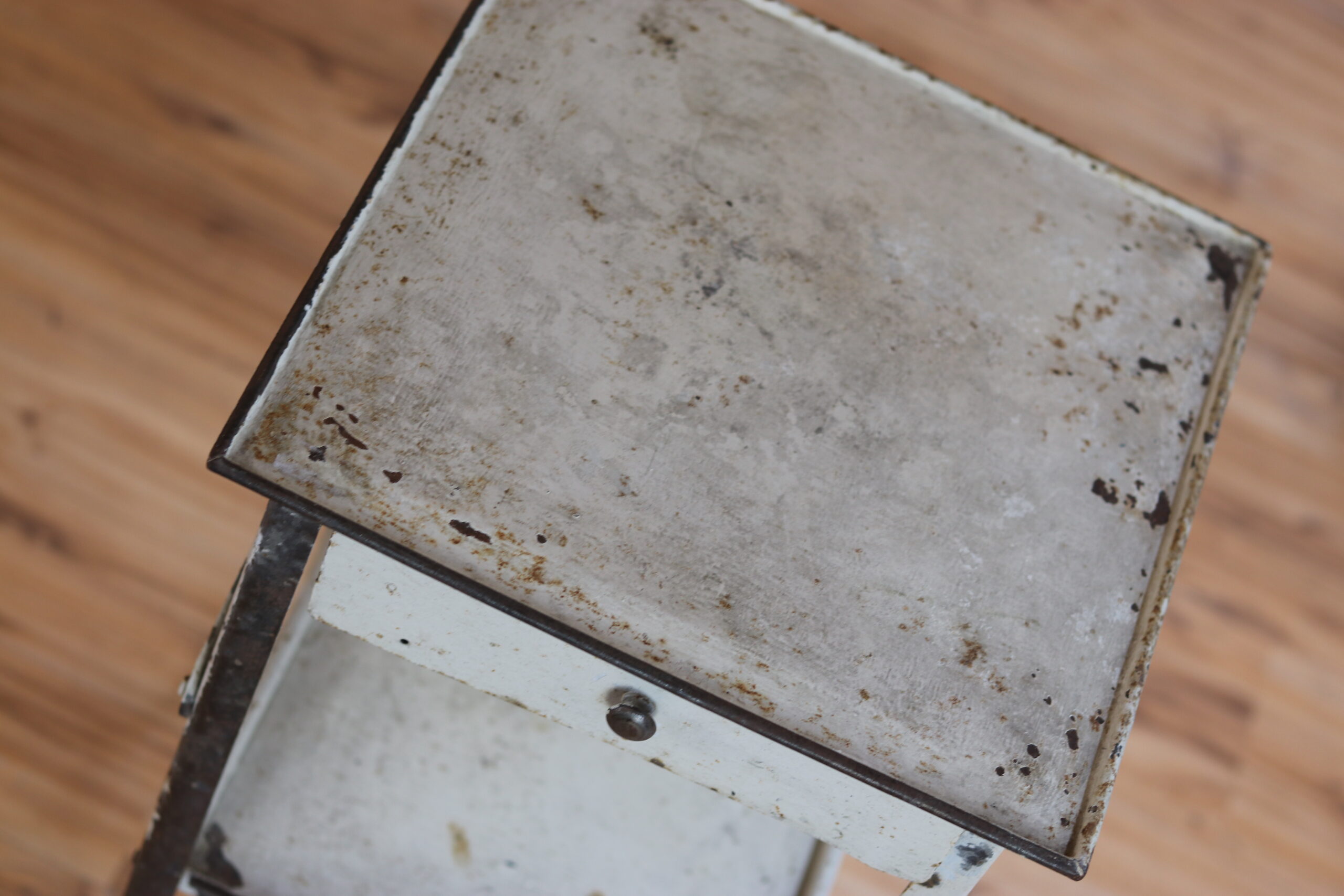 Table d’appoint en métal peint vers 1940/50. – Image 4