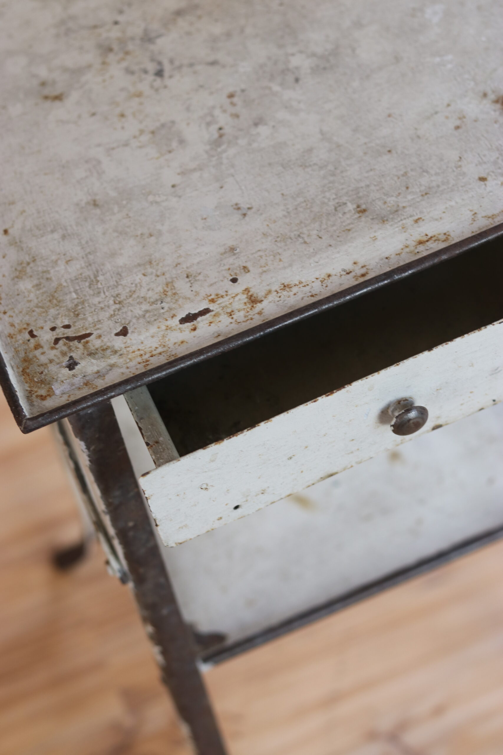 Table d’appoint en métal peint vers 1940/50. – Image 5