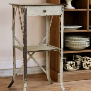 Table d’appoint en métal peint, blanc patiné, avec tiroir et deux plateaux, vers 1940/50.