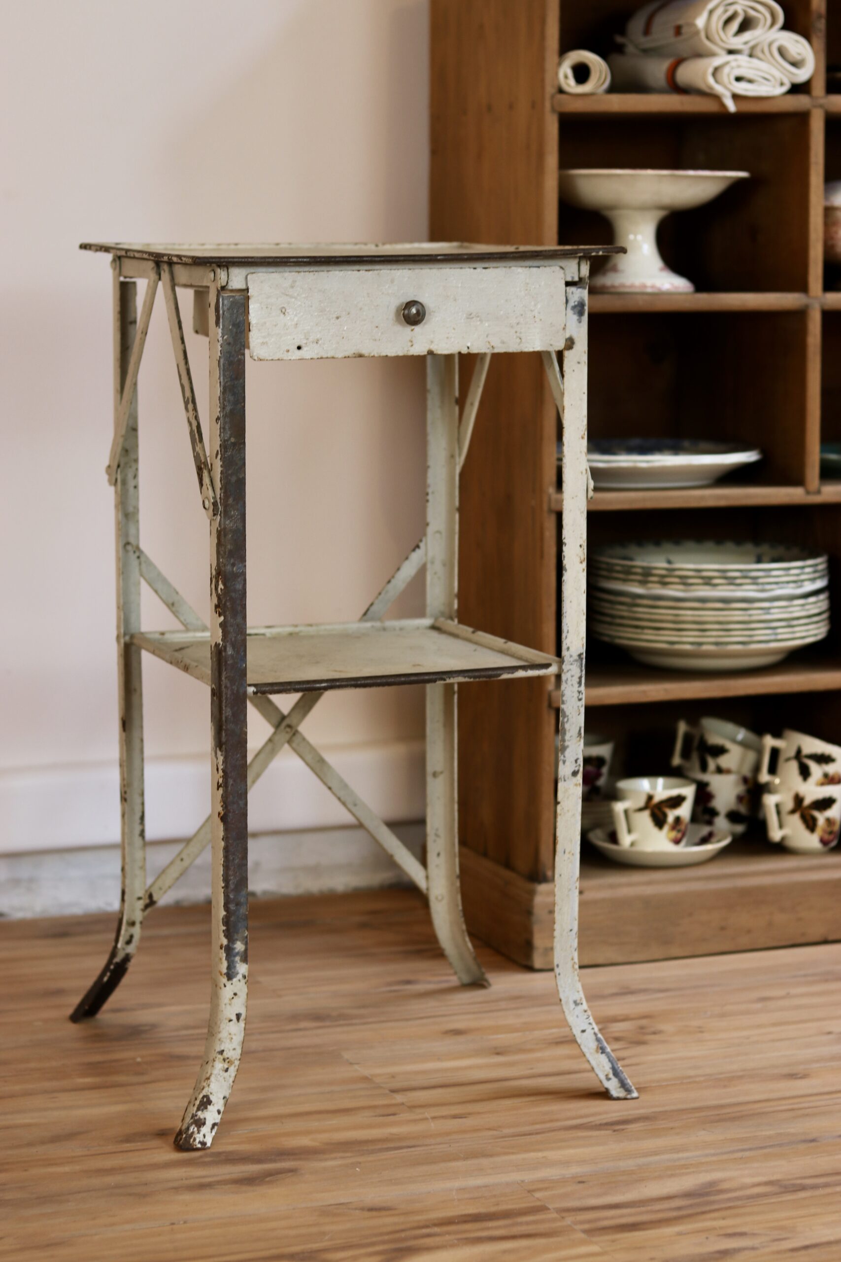 Table d’appoint en métal peint, blanc patiné, avec tiroir et deux plateaux, vers 1940/50.