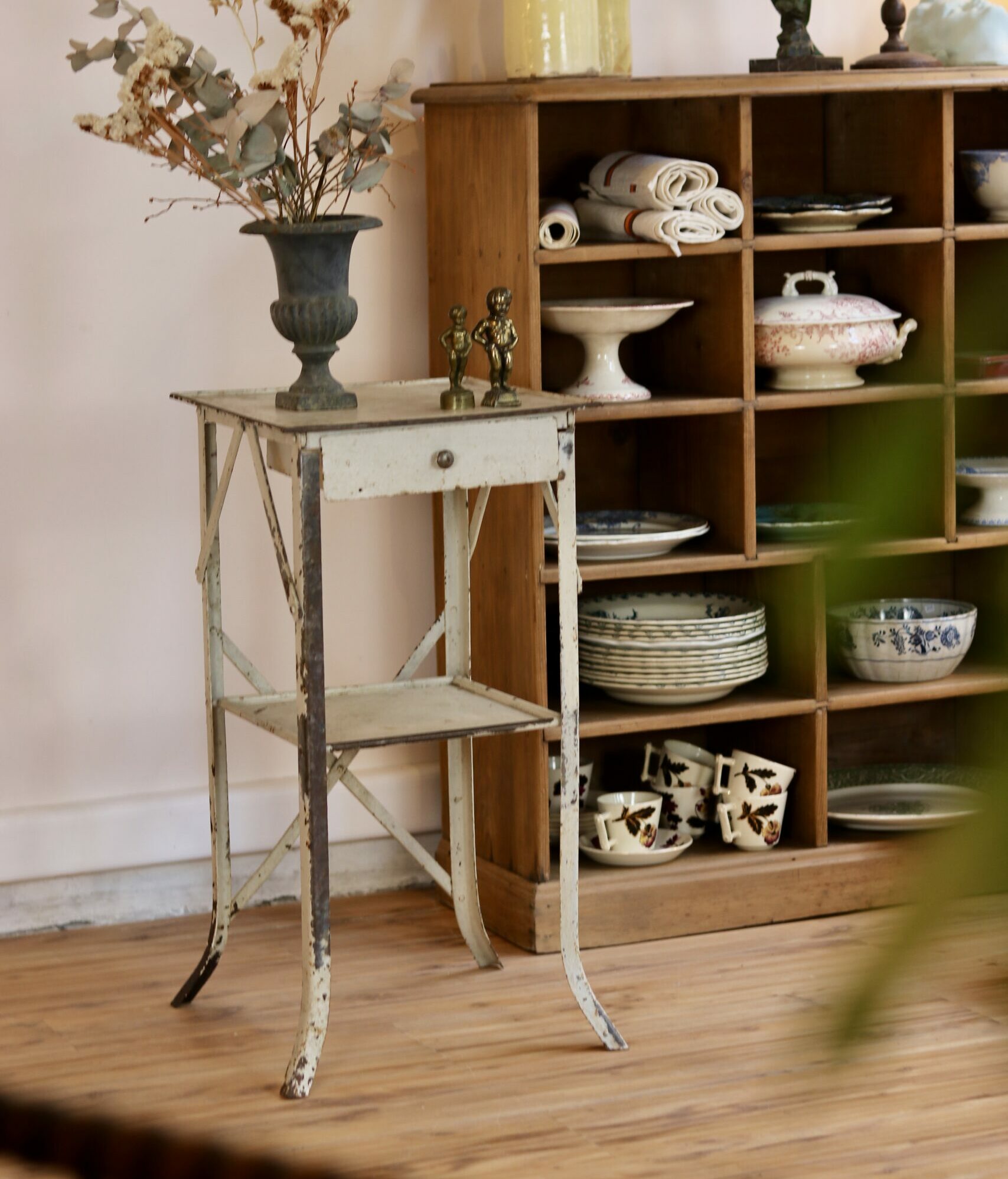 Table d’appoint en métal peint, blanc patiné, avec tiroir et deux plateaux, vers 1940/50.