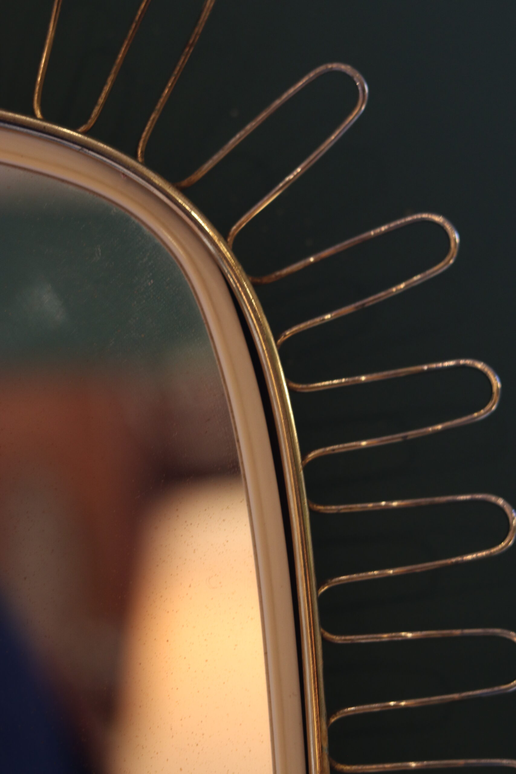 Miroir rétro-viseur vintage années 50-60, en métal doré ajouré – Image 3