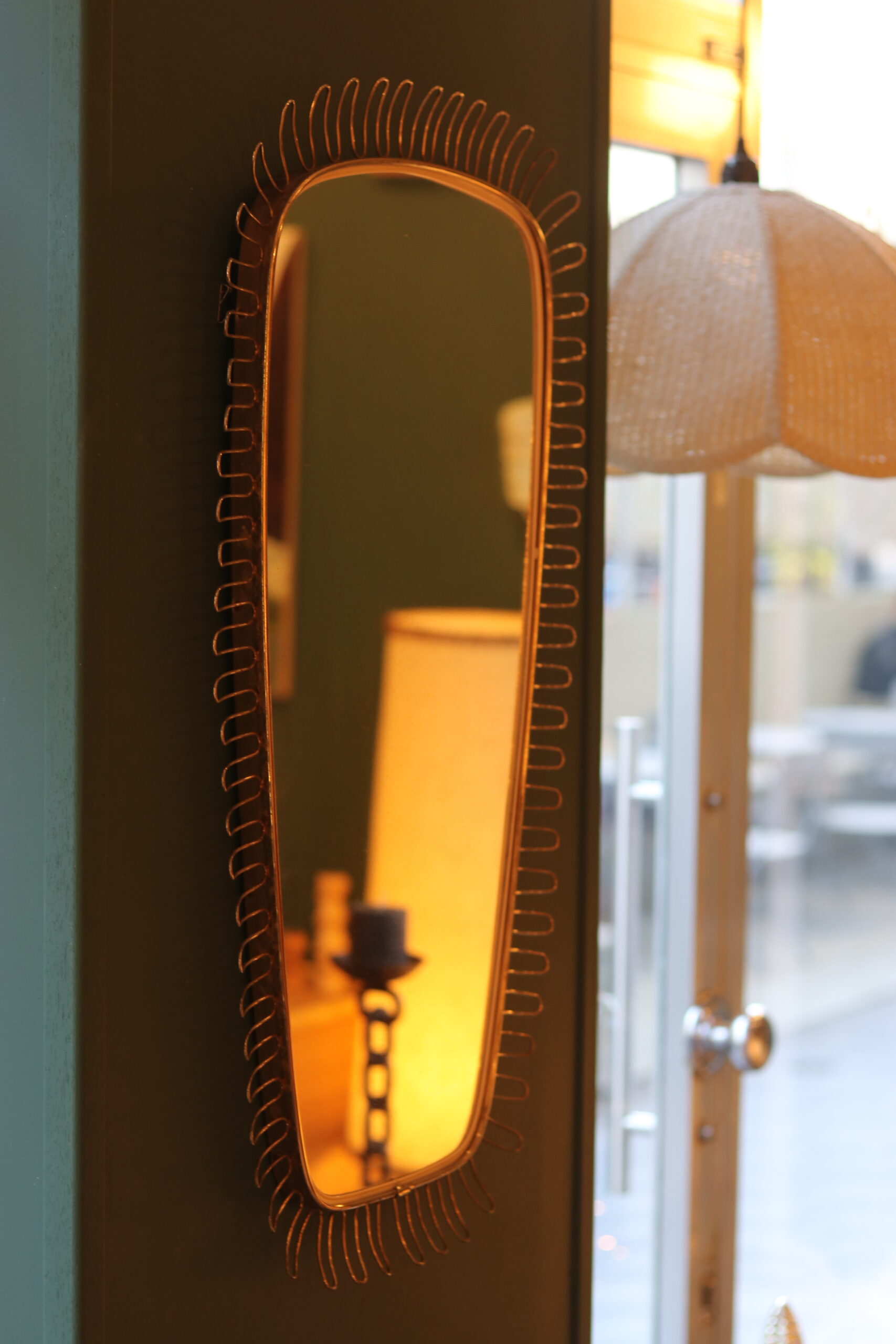 Miroir rétro-viseur vintage années 50-60, en métal doré ajouré – Image 2