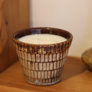 Bougie, cire de soja parfumée au Néroli, coulée dans un petit cache-pot Art Déco