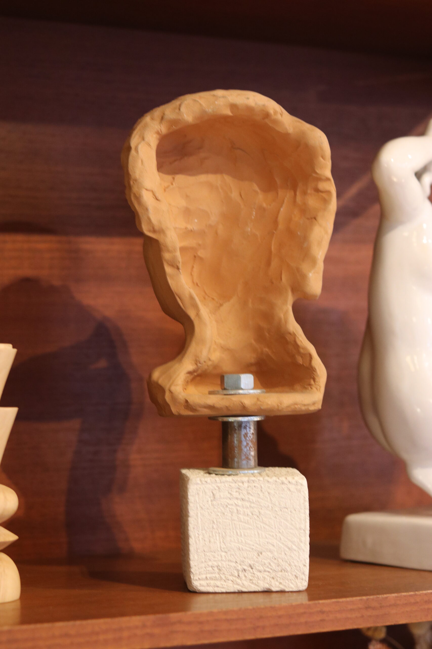 Tête d’Apollon en terre cuite sculptée à la main – Image 2