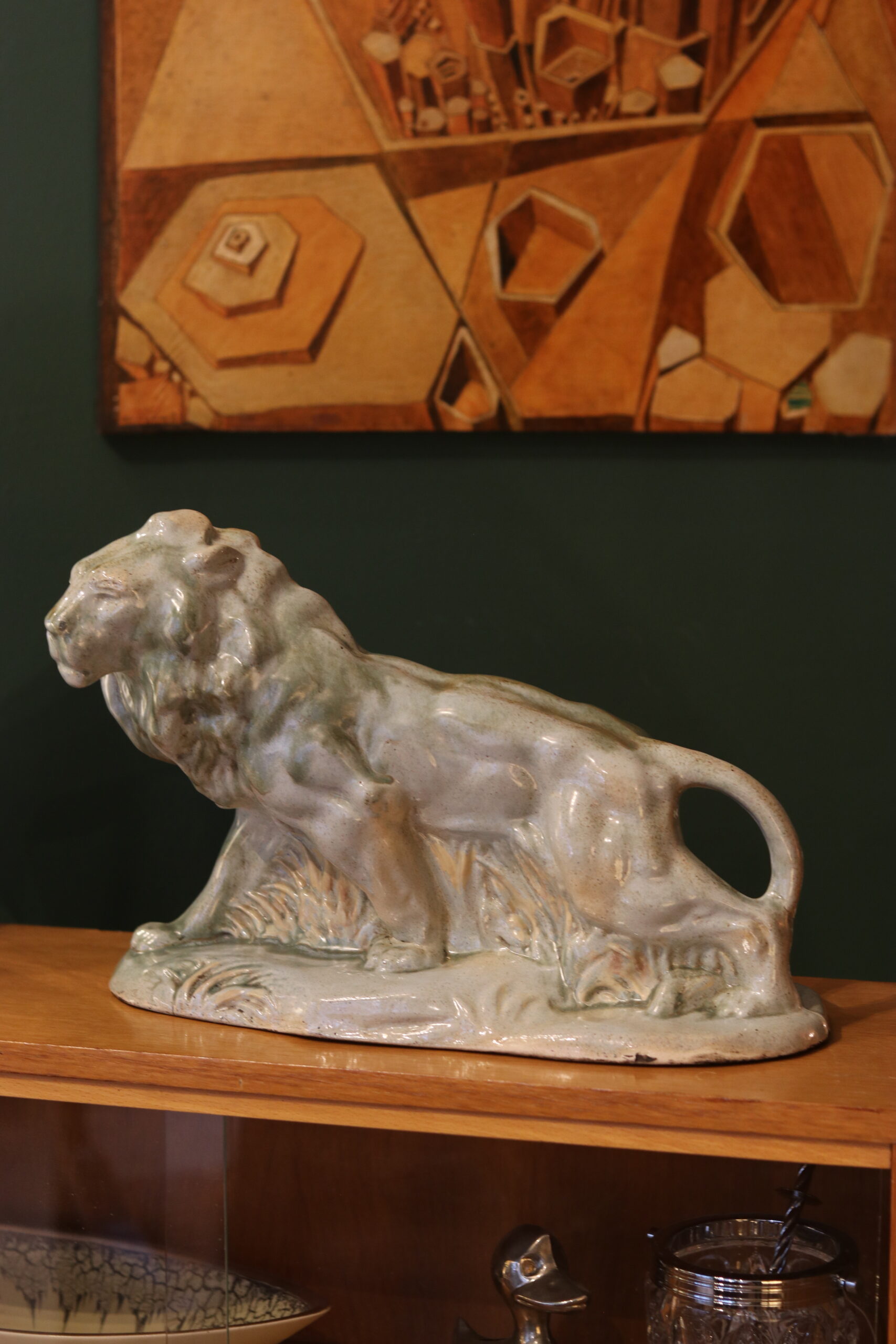 Sculpture en barbotine représentant un lion, manufacture Moulin des Loups, vers 1930