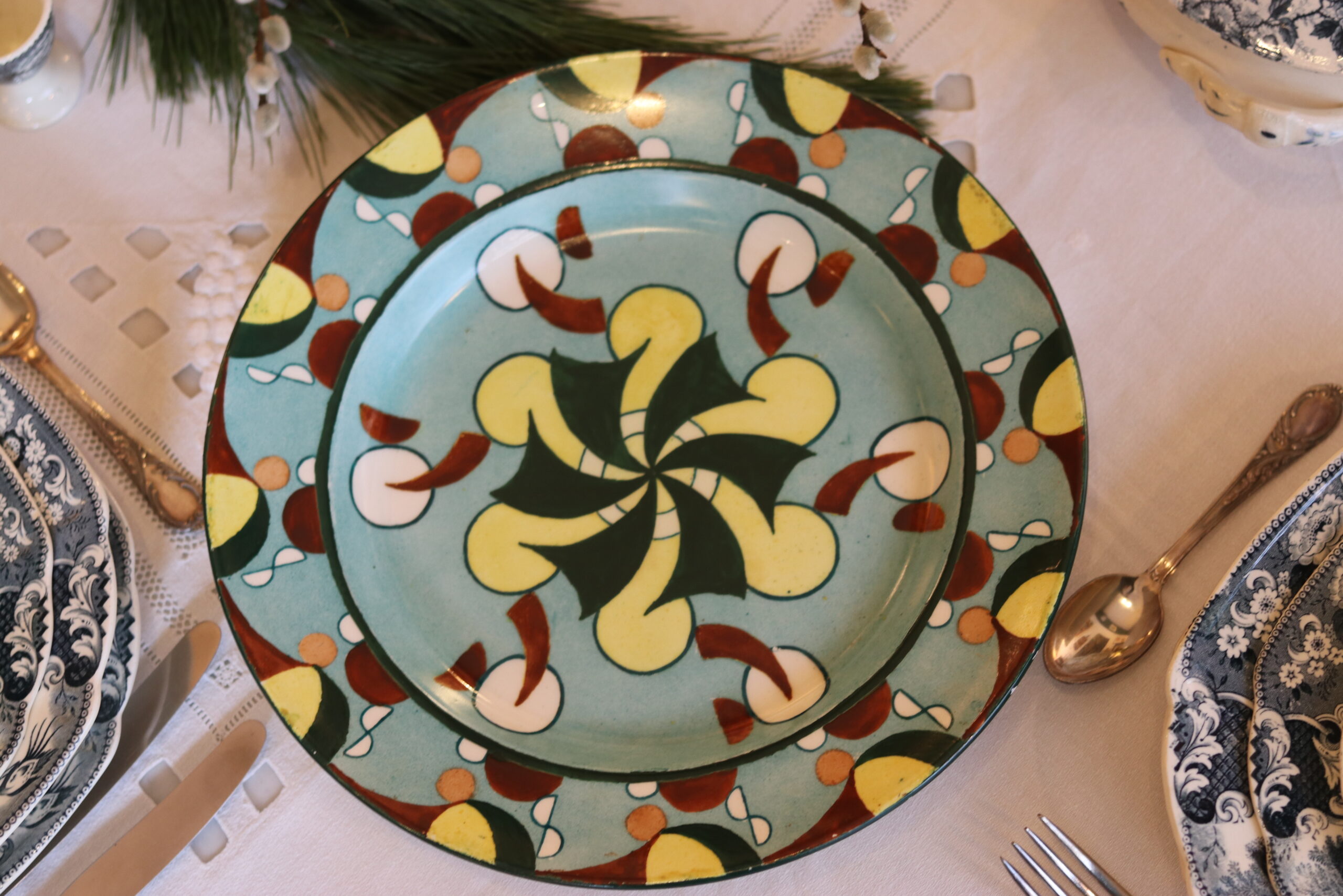 Grand plat circulaire Art Déco de la manufacture Petrus Regout – Maastricht