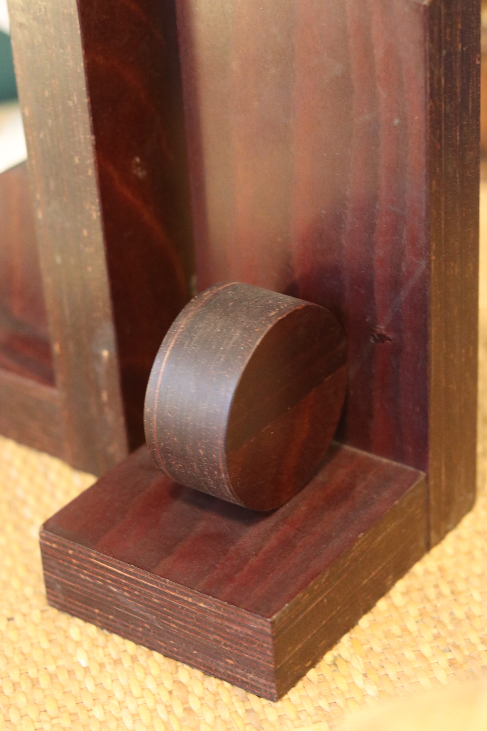 Paire de serre-livres Art Déco en acajou contreplaqué