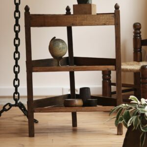 Petit meuble d’angle en chêne, travail populaire bourguignon XIXe