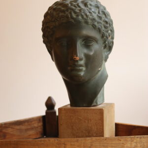 Tête d’Éphèbe en plâtre patiné vert médaille, travail des années 30