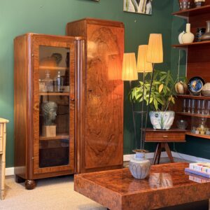 Meuble vitrine Art Déco en loupe de noyer