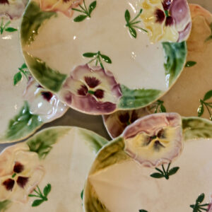 6 assiettes en barbotine "les pensées", circa 1900