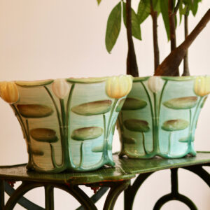 Paire de cache-pots Art Nouveau en barbotine, manufacture Saint-Clément