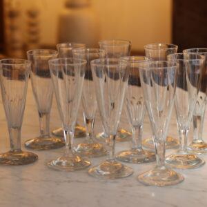 12 flûtes à champagne en cristal épais, XIXe siècle.