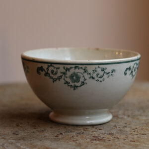 Bol ancien en terre de fer, décor floral vert. Fin 19ème