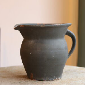 Grand pichet ancien en terre cuite à engobe noir mat