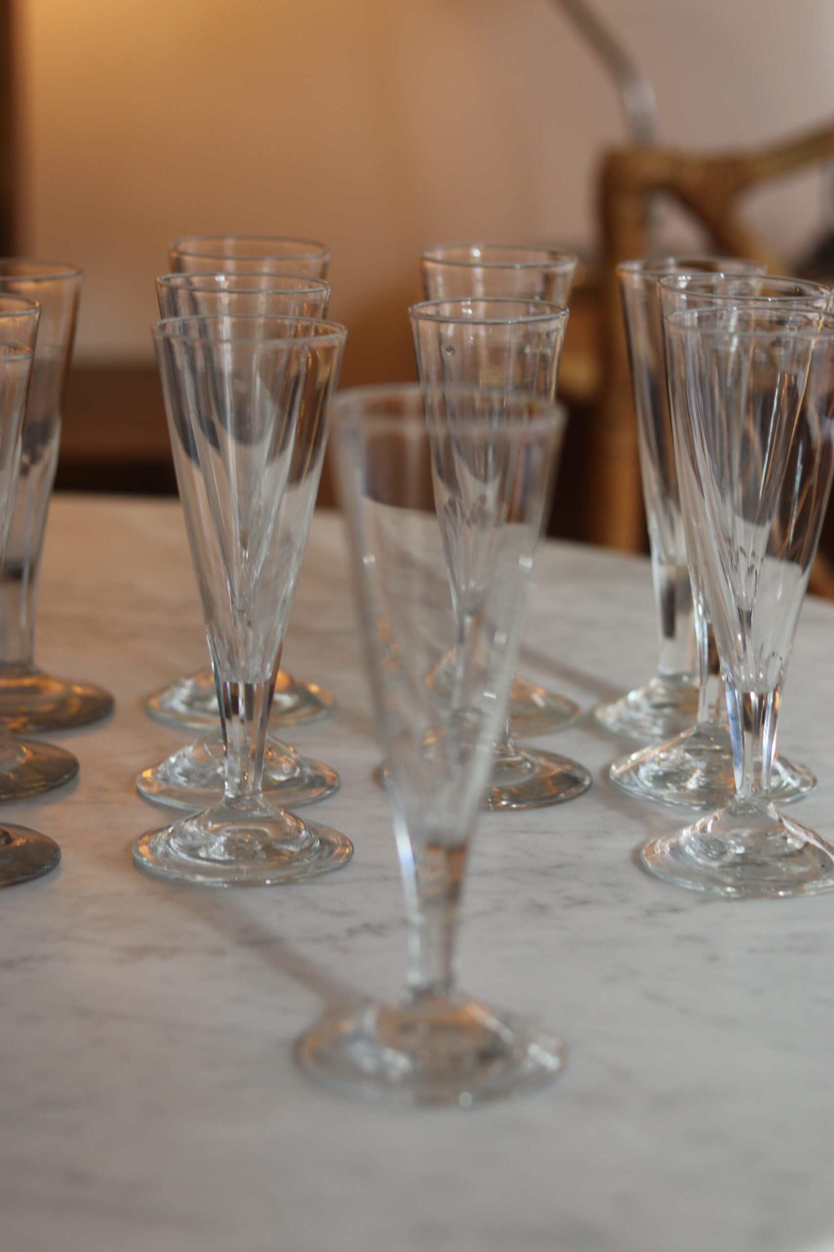 Ensemble de 12 flûtes à champagne en cristal épais, XIXe siècle – Image 4