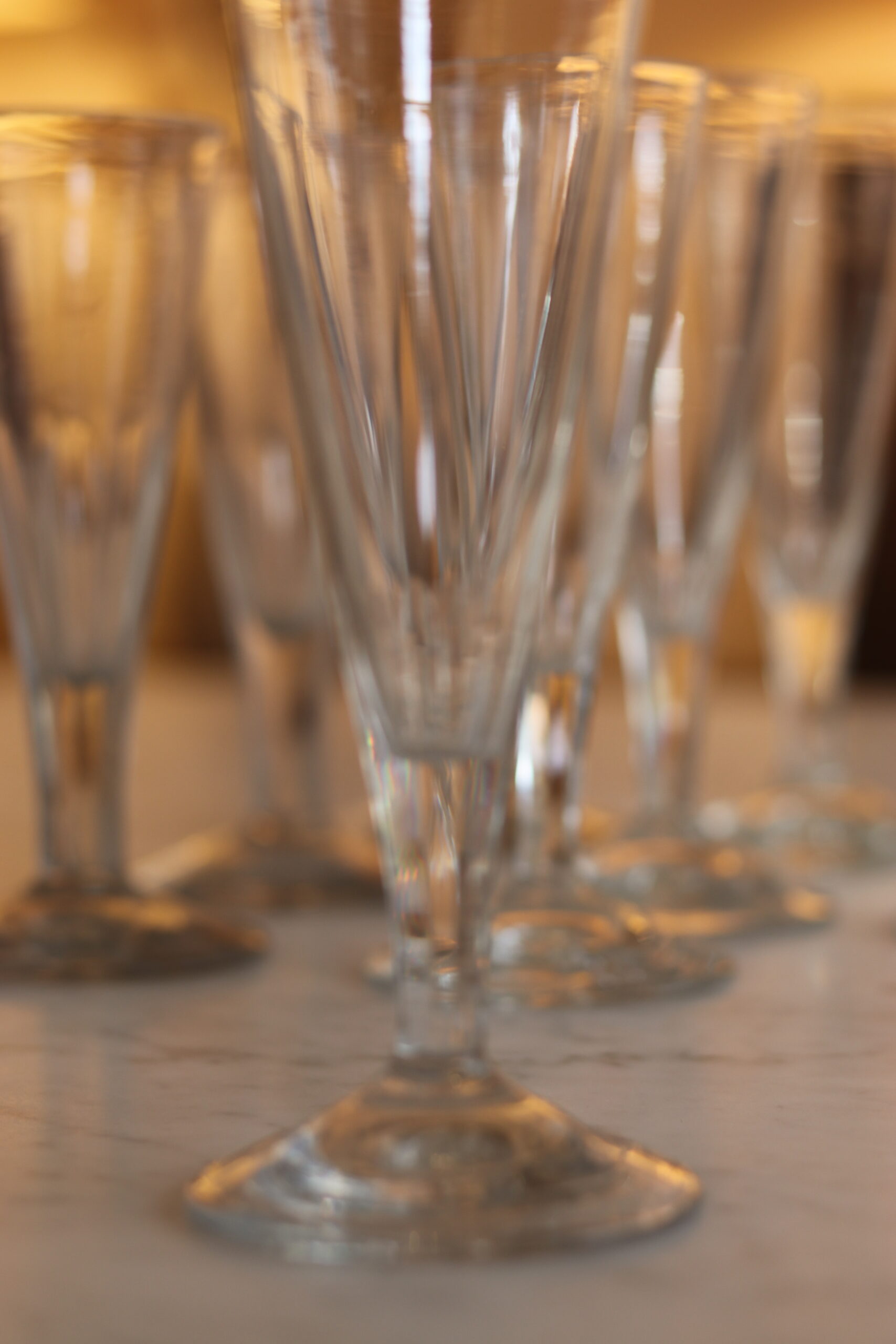 Ensemble de 12 flûtes à champagne en cristal épais, XIXe siècle – Image 3