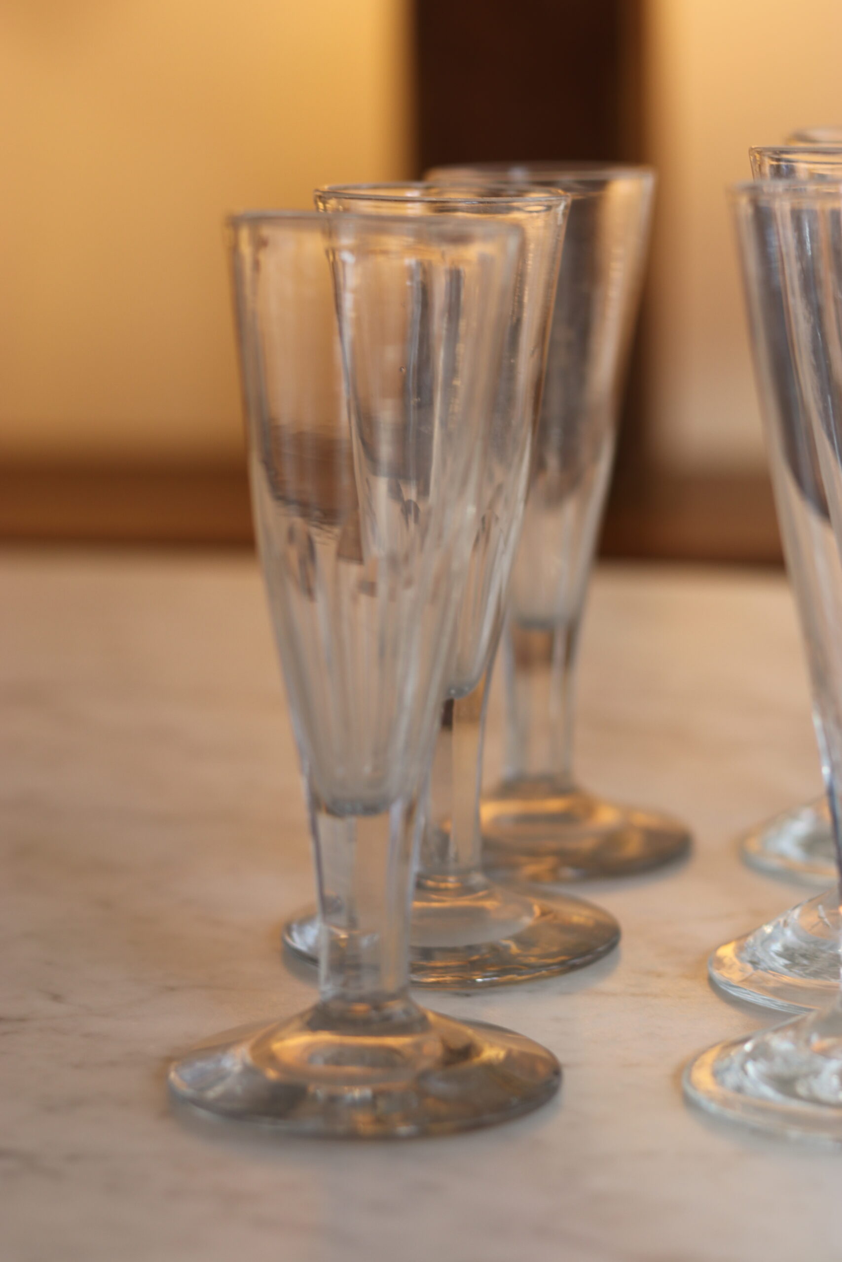 Ensemble de 12 flûtes à champagne en cristal épais, XIXe siècle – Image 2