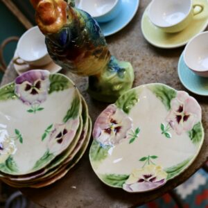 6 assiettes en barbotine modèle Les Pensées, début XXe, Choisy-le-Roi