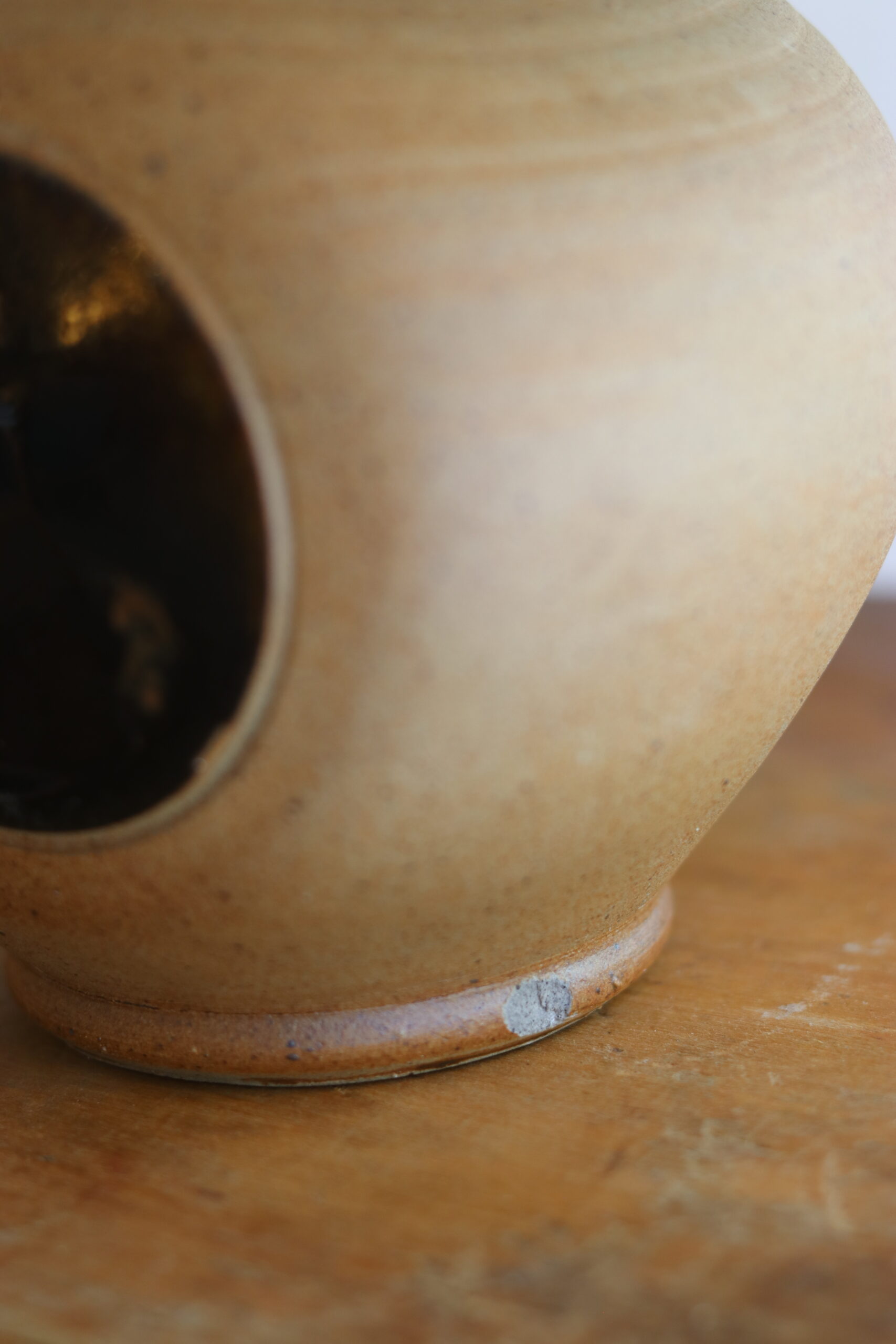 Petite lampe années 60 en grès avec médaillon émaillé brun foncé – Image 2