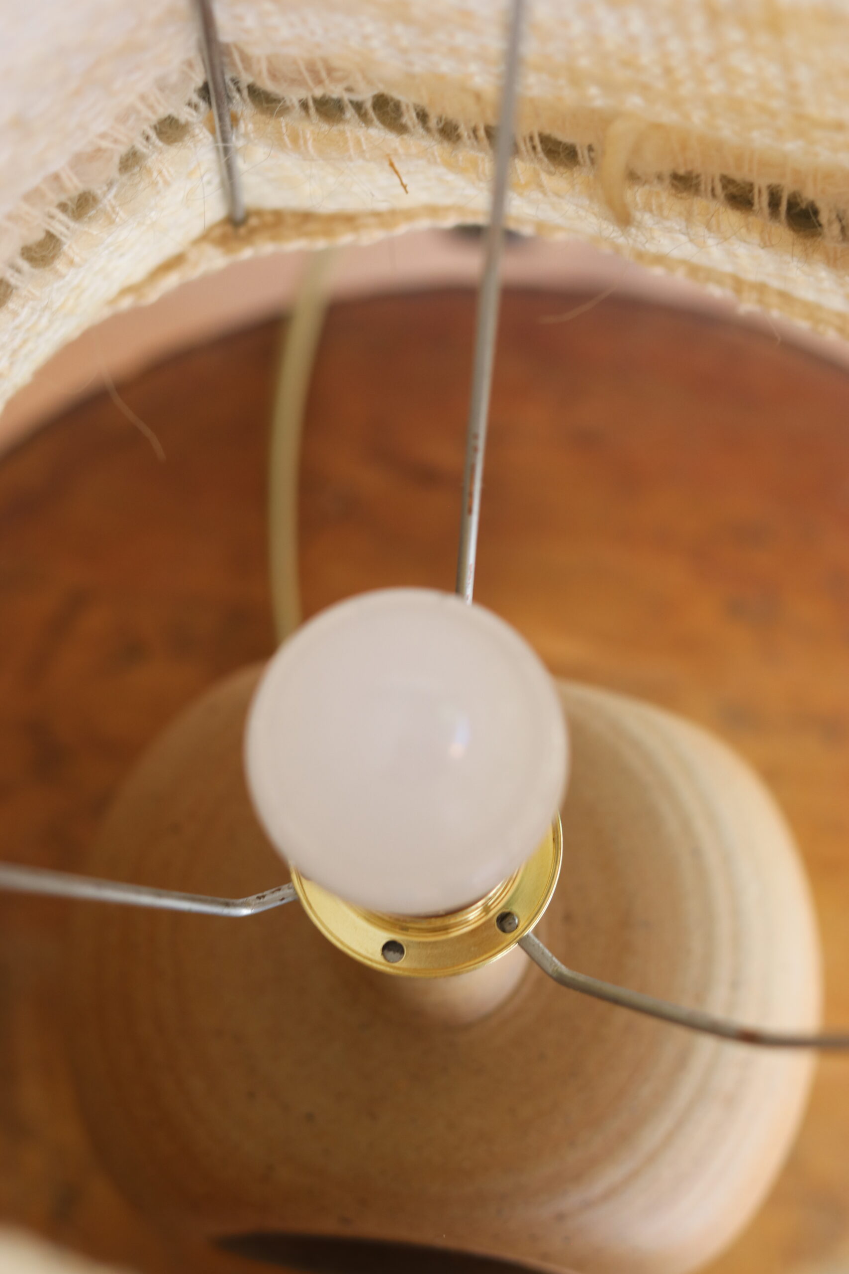 Petite lampe années 60 en grès avec médaillon émaillé brun foncé – Image 4