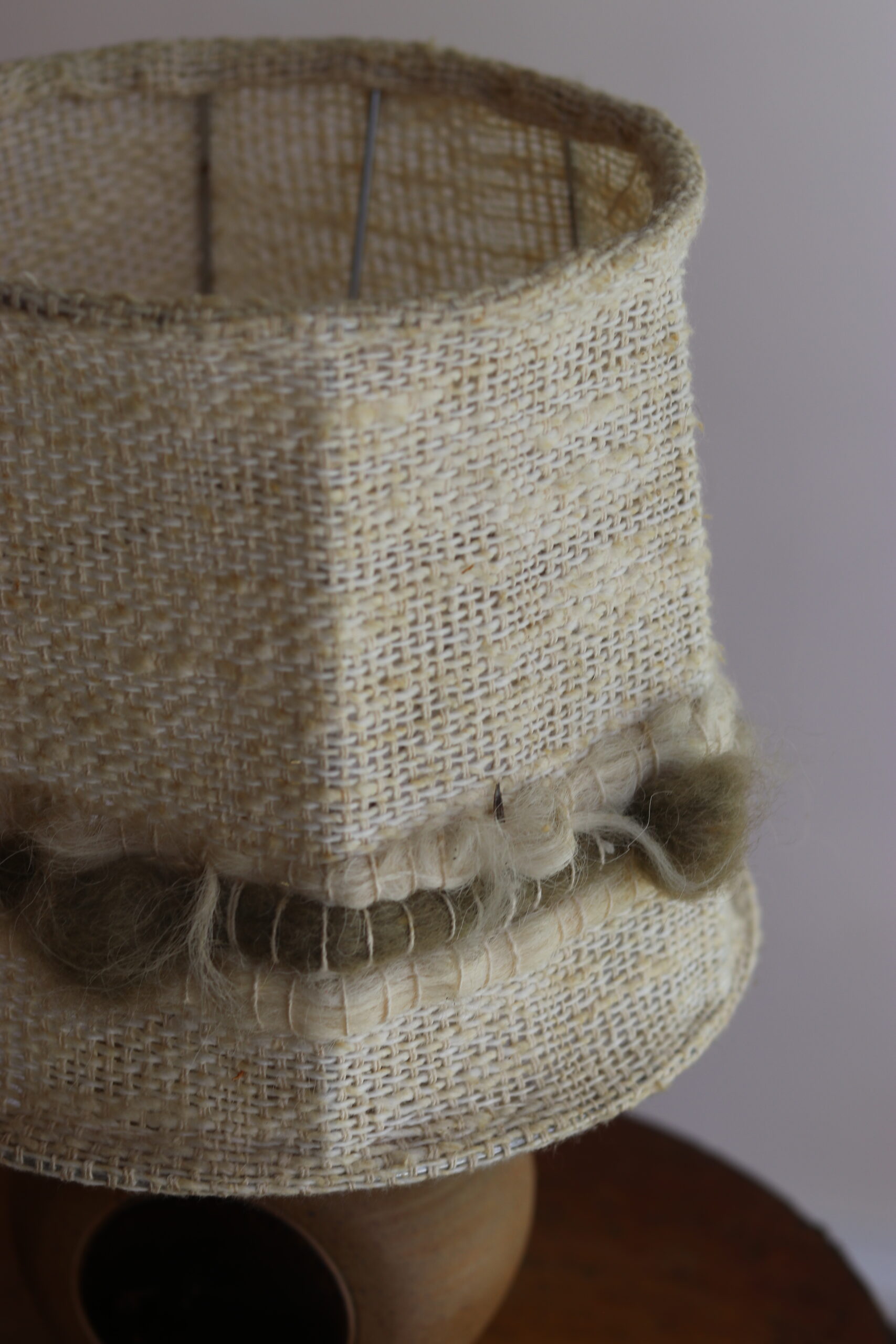 Petite lampe années 60 en grès avec médaillon émaillé brun foncé