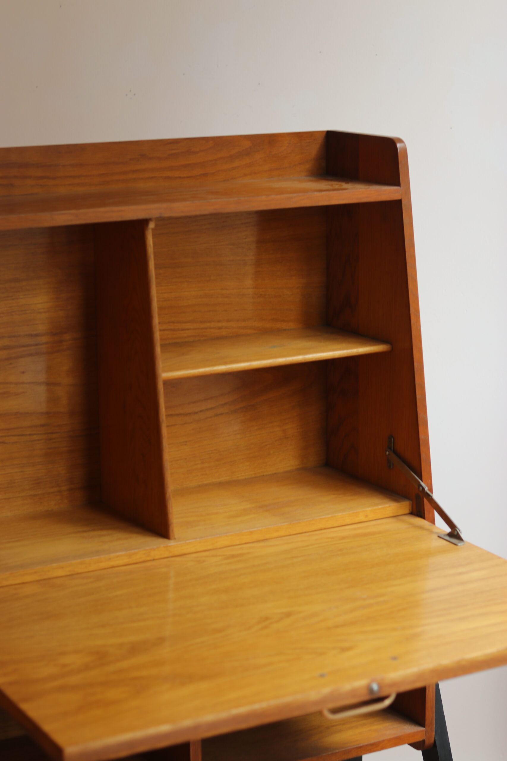 Secrétaire vintage années 60 en placage de chêne avec abattant – Image 7