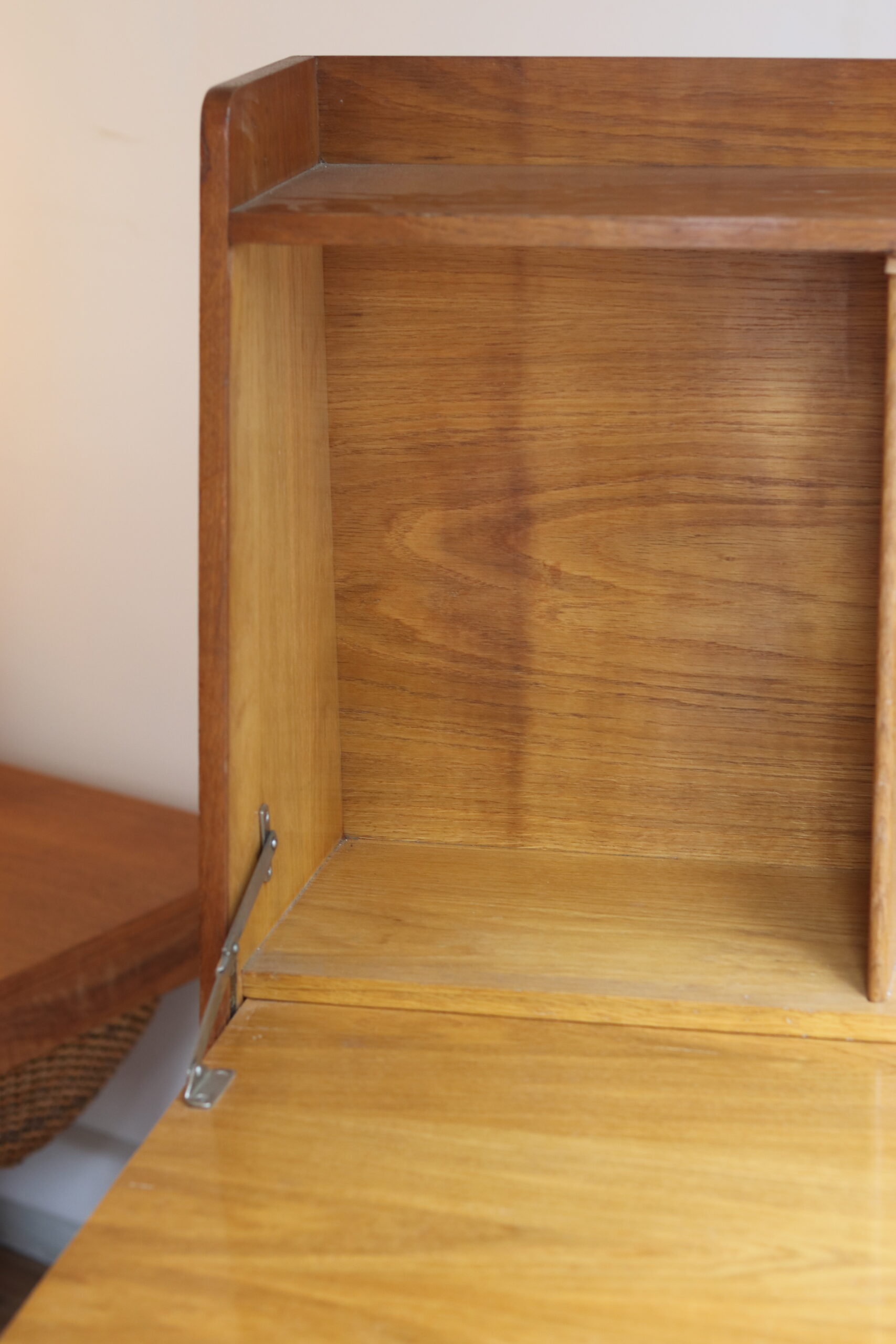 Secrétaire vintage années 60 en placage de chêne avec abattant – Image 6