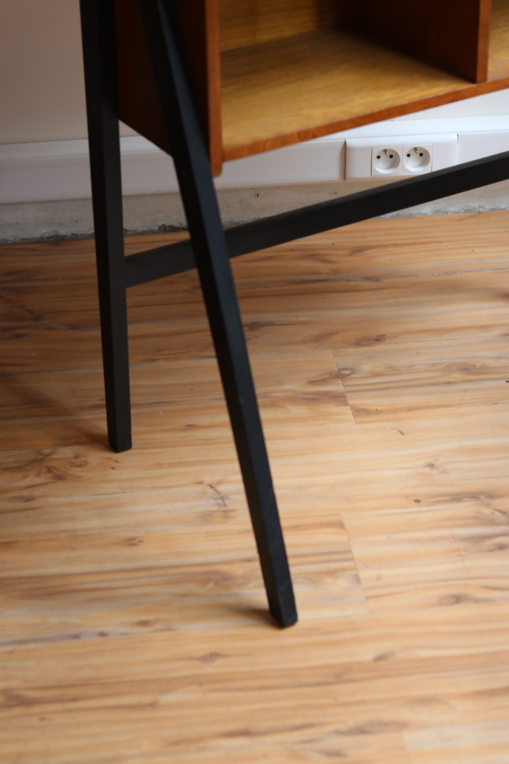 Secrétaire vintage années 60 en placage de chêne avec abattant – Image 2