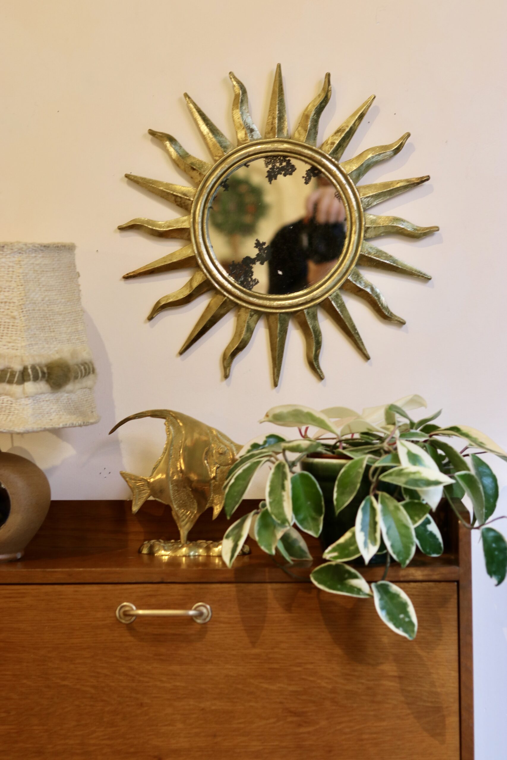 Miroir soleil vintage des années 60 en résine dorée à la feuille d’or