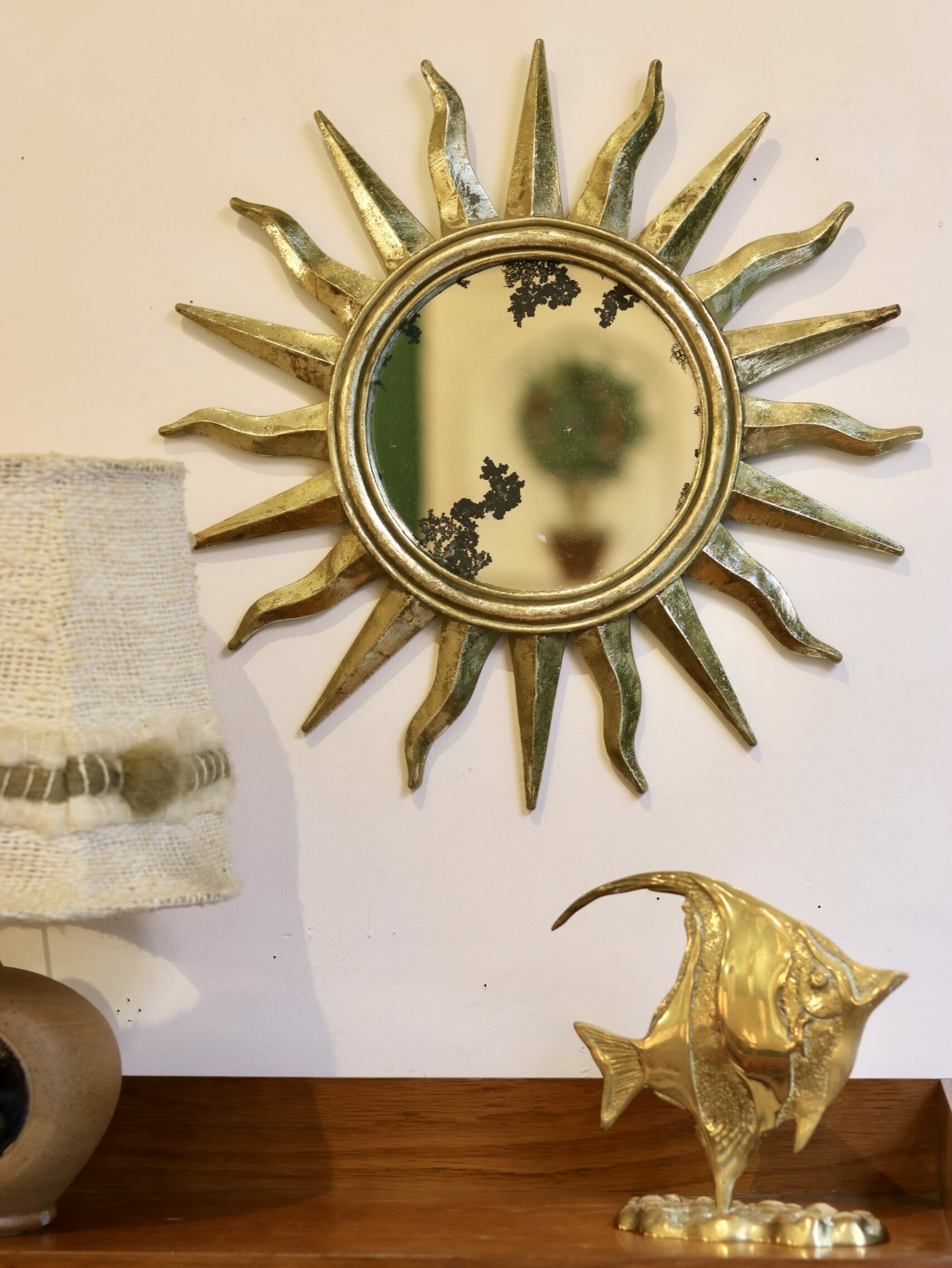 Miroir soleil vintage des années 60 en résine dorée à la feuille d’or