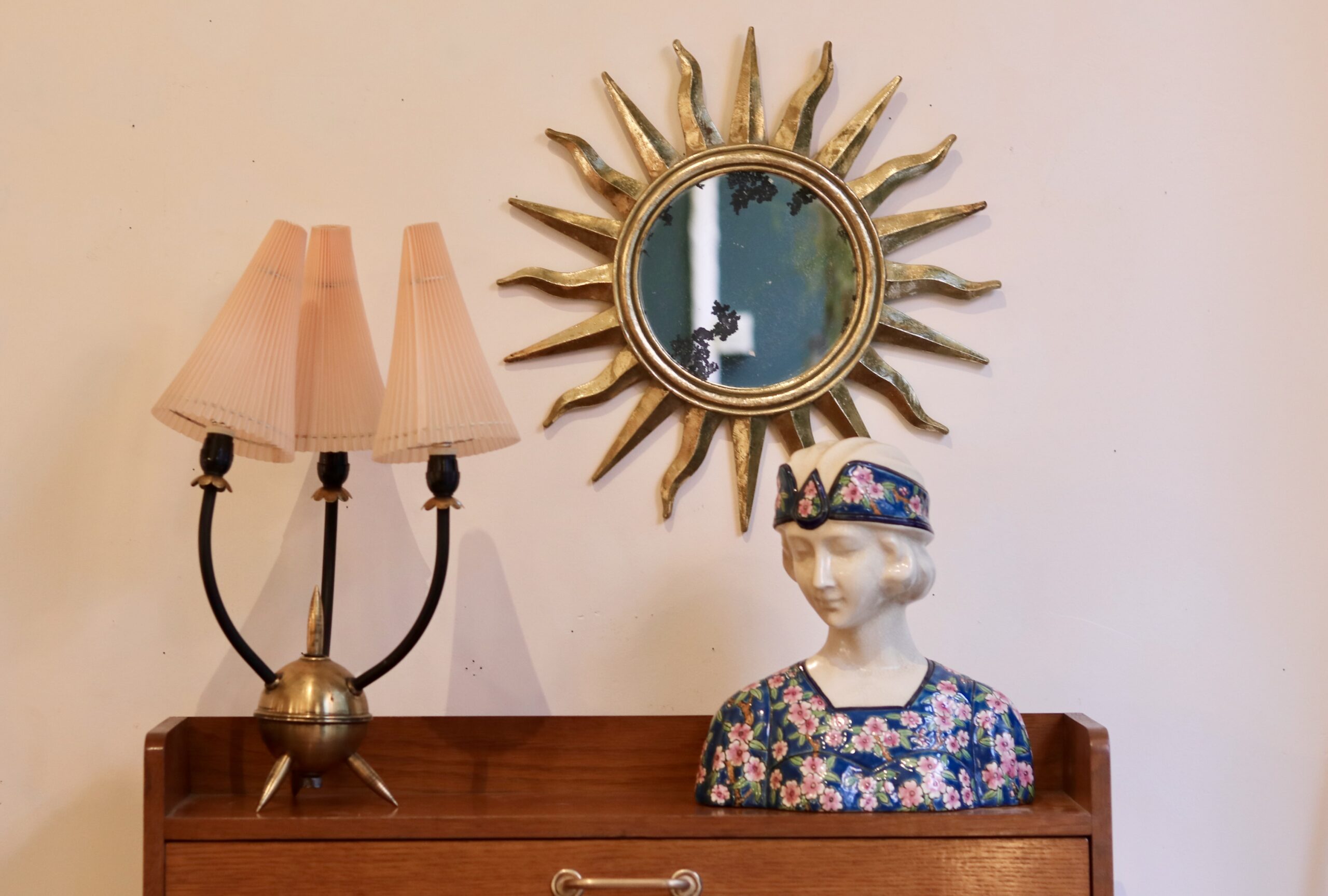 Miroir soleil vintage des années 60 en résine dorée à la feuille d’or – Image 3