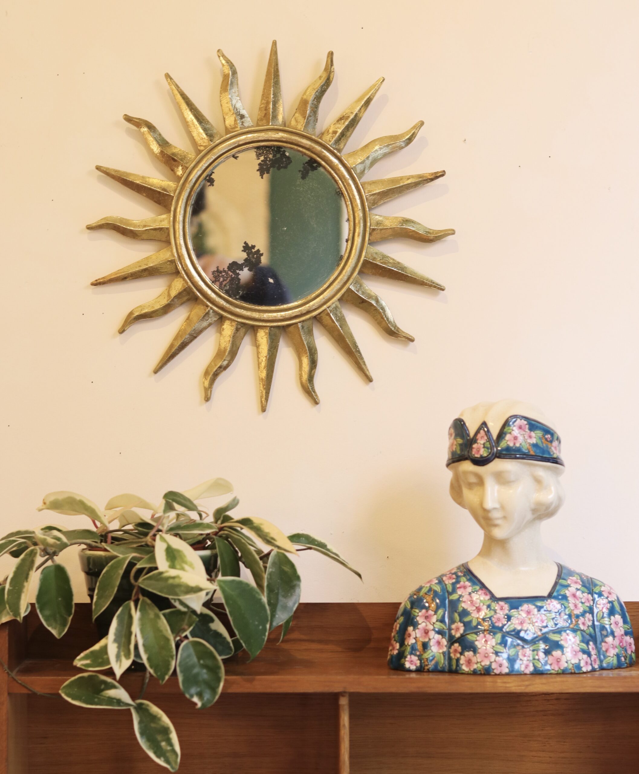 Miroir soleil vintage des années 60 en résine dorée à la feuille d’or – Image 2