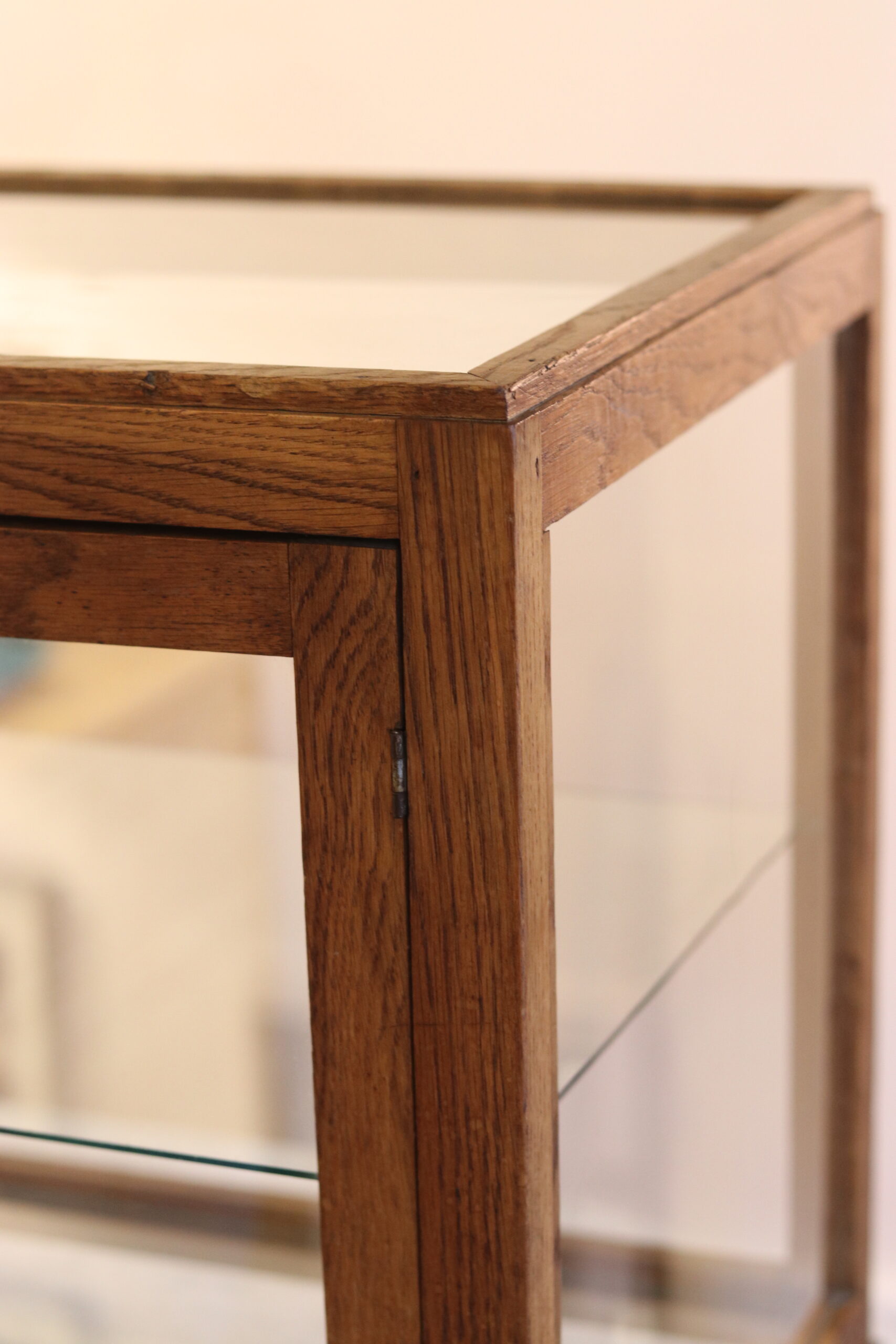 Vitrine de table Art Déco en chêne, entièrement vitrée avec étagère en verre – Image 7