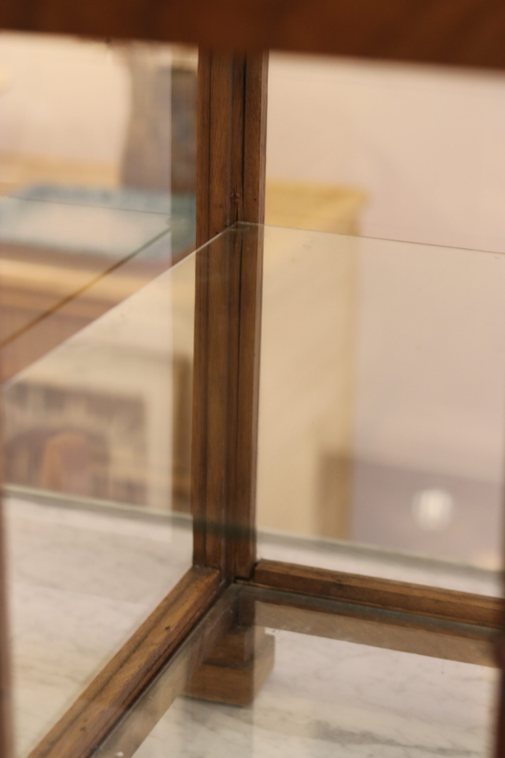 Vitrine de table Art Déco en chêne, entièrement vitrée avec étagère en verre – Image 8