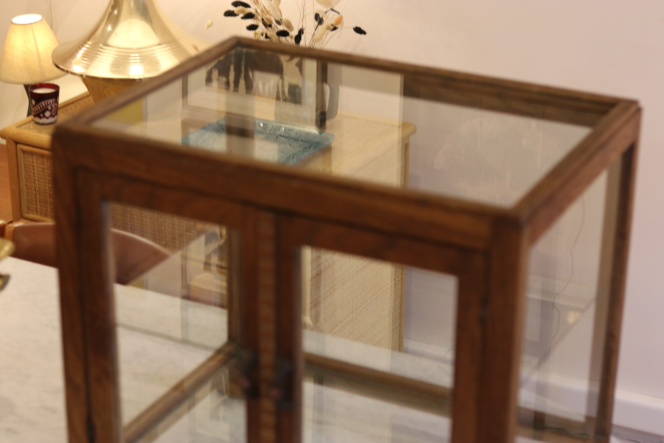 Vitrine de table Art Déco en chêne, entièrement vitrée avec étagère en verre – Image 9