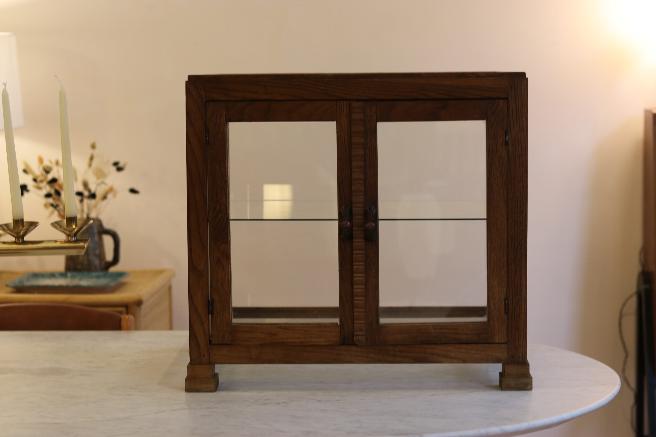 Vitrine de table Art Déco en chêne, entièrement vitrée avec étagère en verre – Image 5