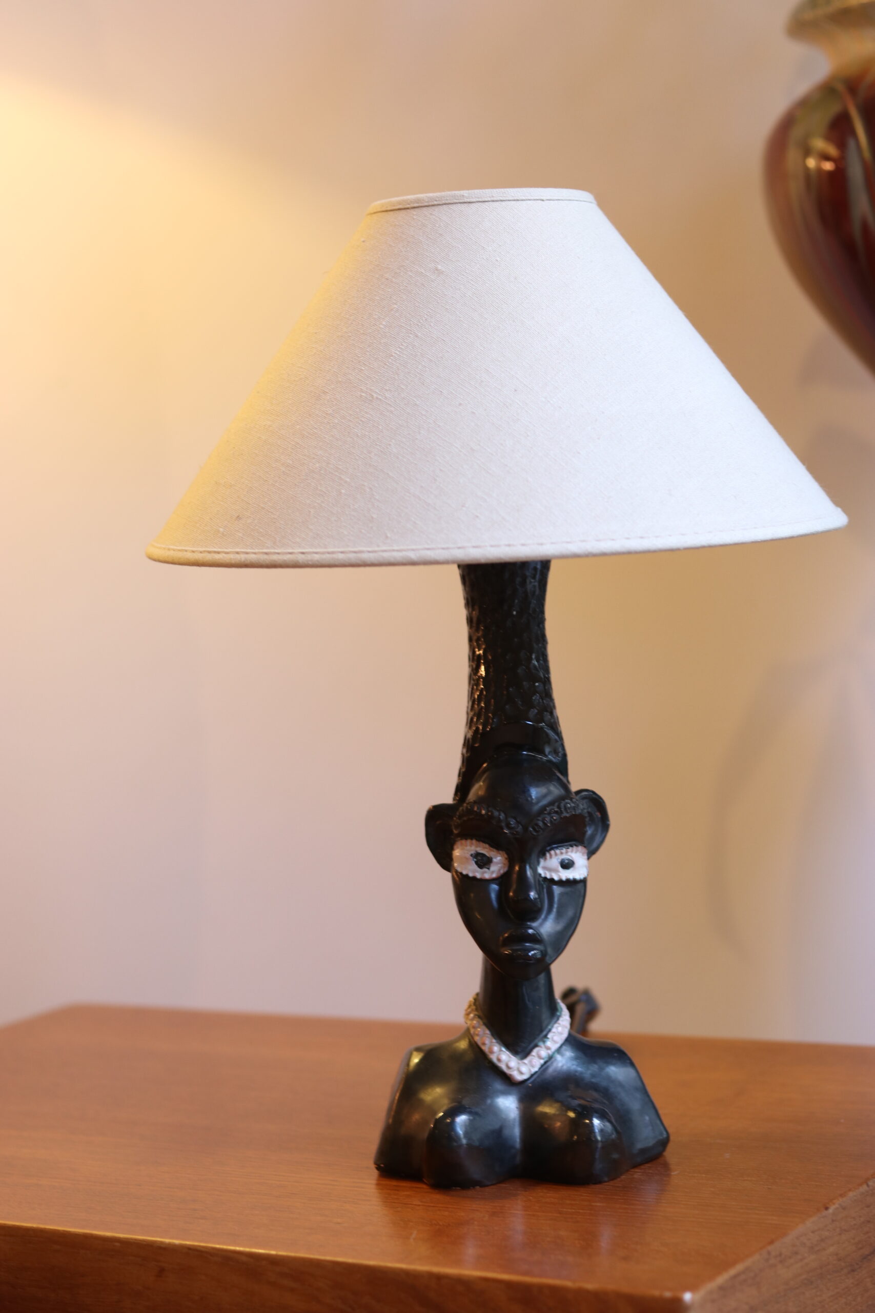 Lampe vintage 1950-60 en terre cuite émaillée représentant le buste stylisé d’une femme africaine