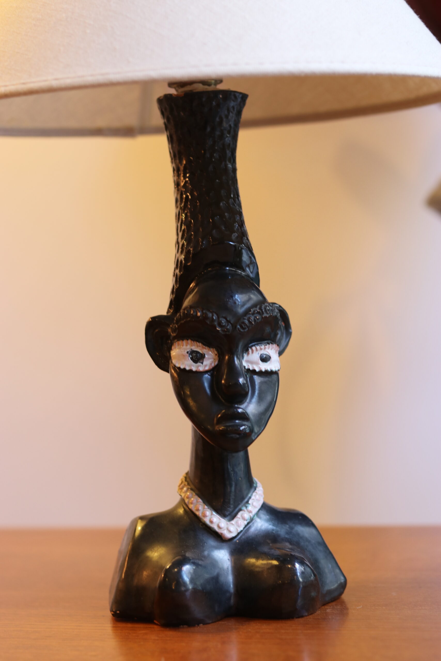 Lampe vintage 1950-60 en terre cuite émaillée buste stylisé d’une femme africaine – Image 6