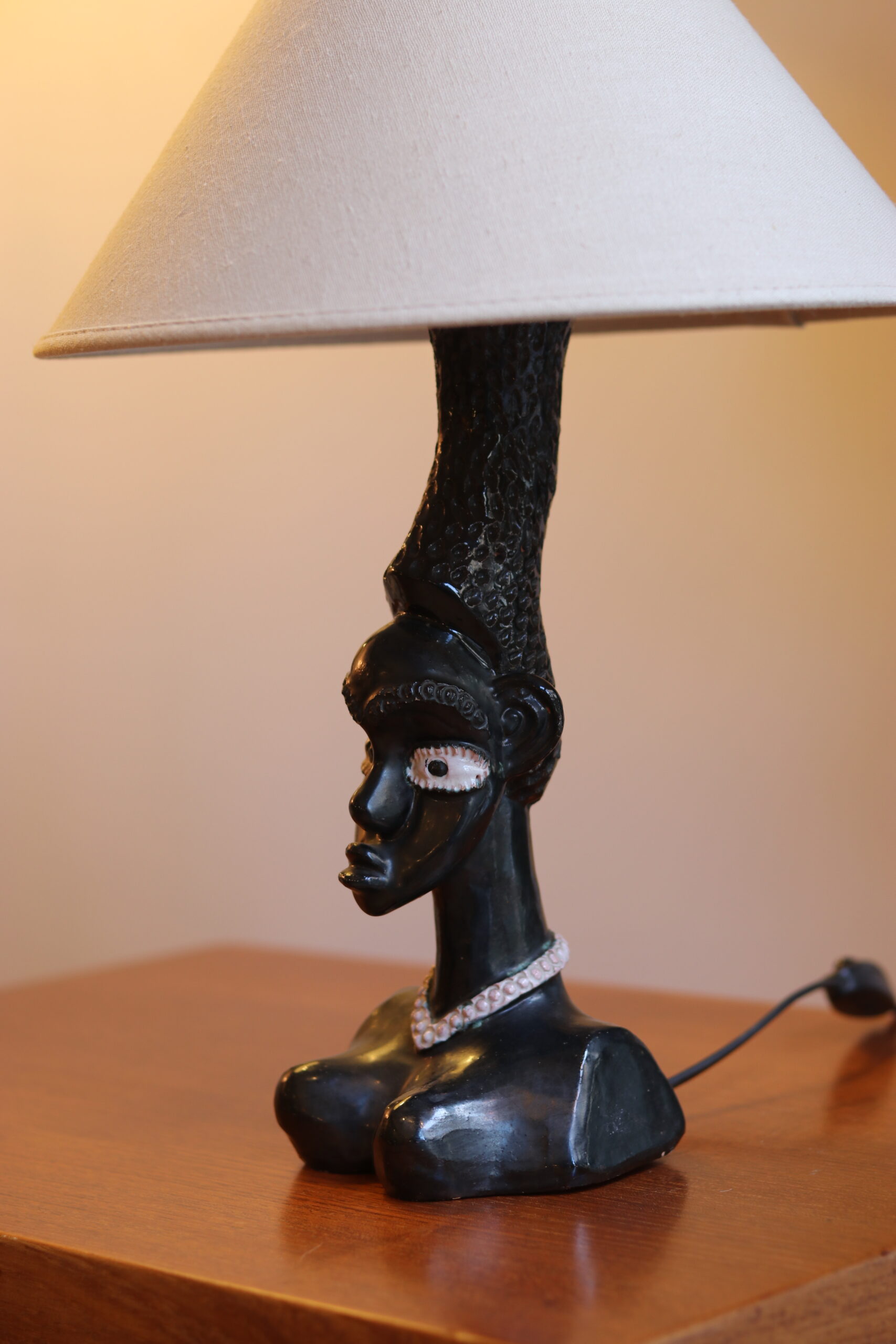 Lampe vintage 1950-60 en terre cuite émaillée buste stylisé d’une femme africaine – Image 5