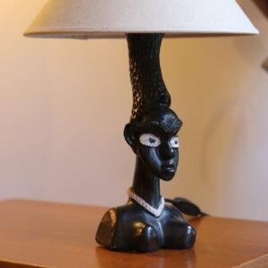 Lampe vintage 1950-60 en terre cuite émaillée représentant le buste stylisé d’une femme africaine