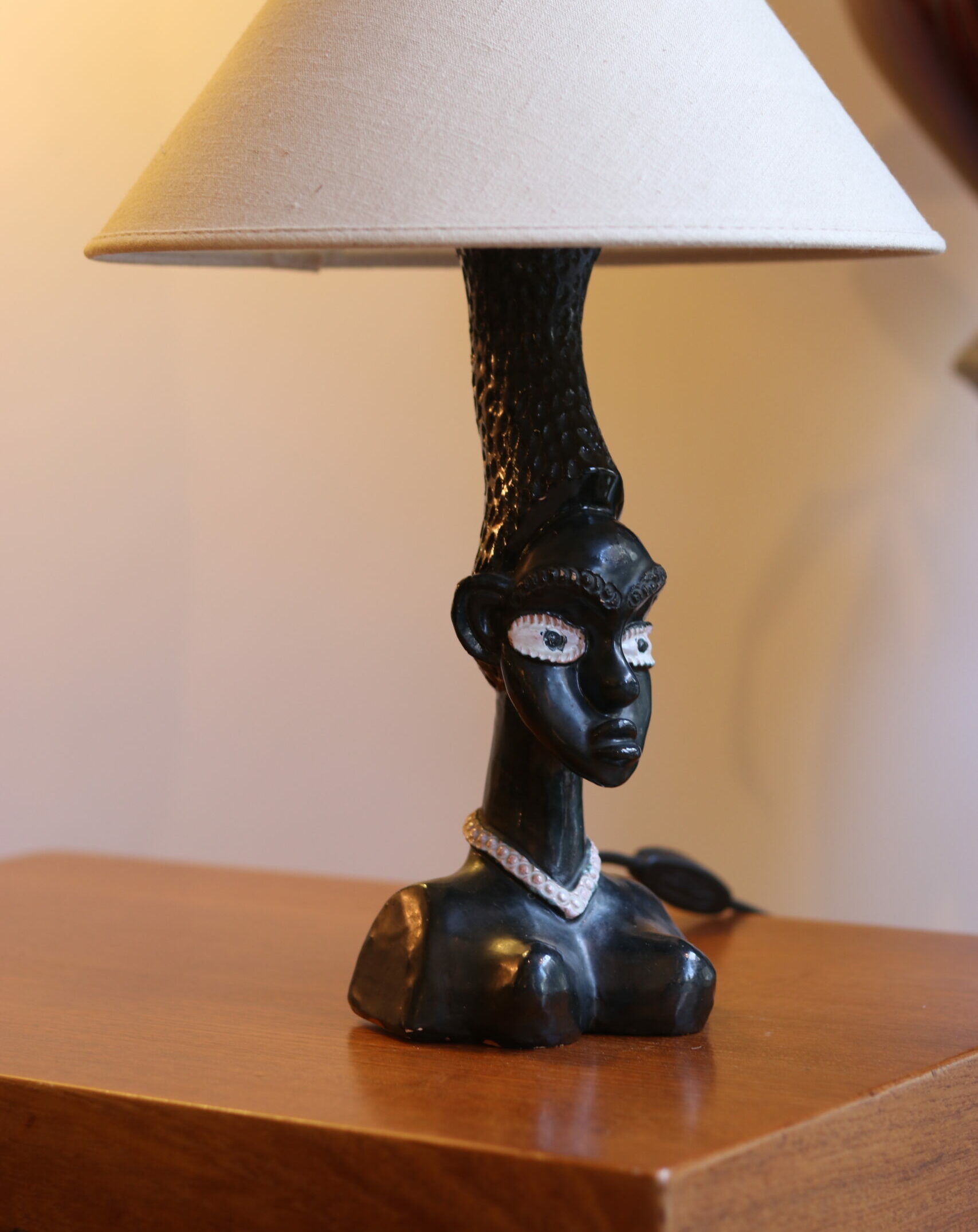 Lampe vintage 1950-60 en terre cuite émaillée représentant le buste stylisé d’une femme africaine