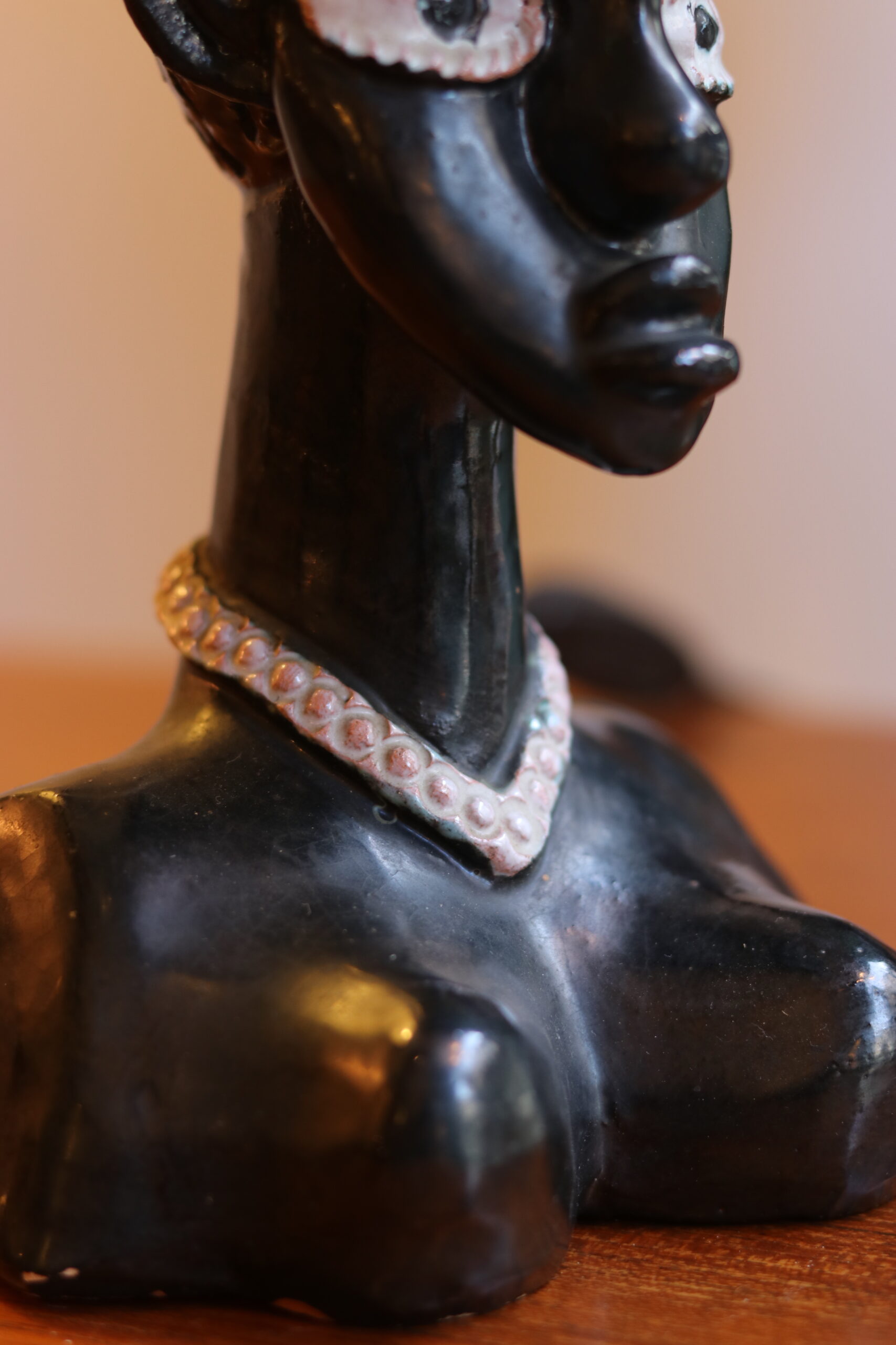 Lampe vintage 1950-60 en terre cuite émaillée buste stylisé d’une femme africaine – Image 2