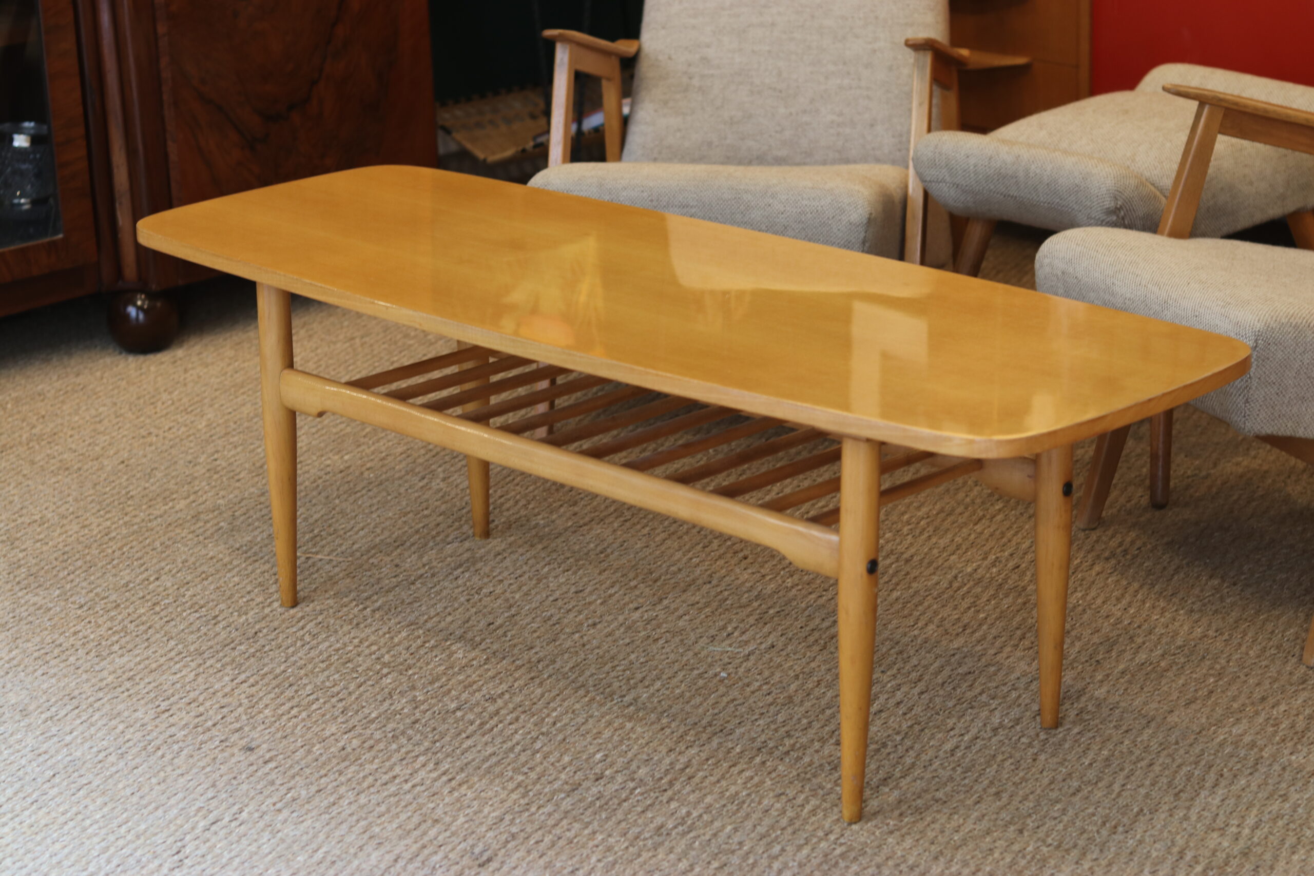 Table basse années 60 en hêtre, plateau double avec piétement et barreaux tournés