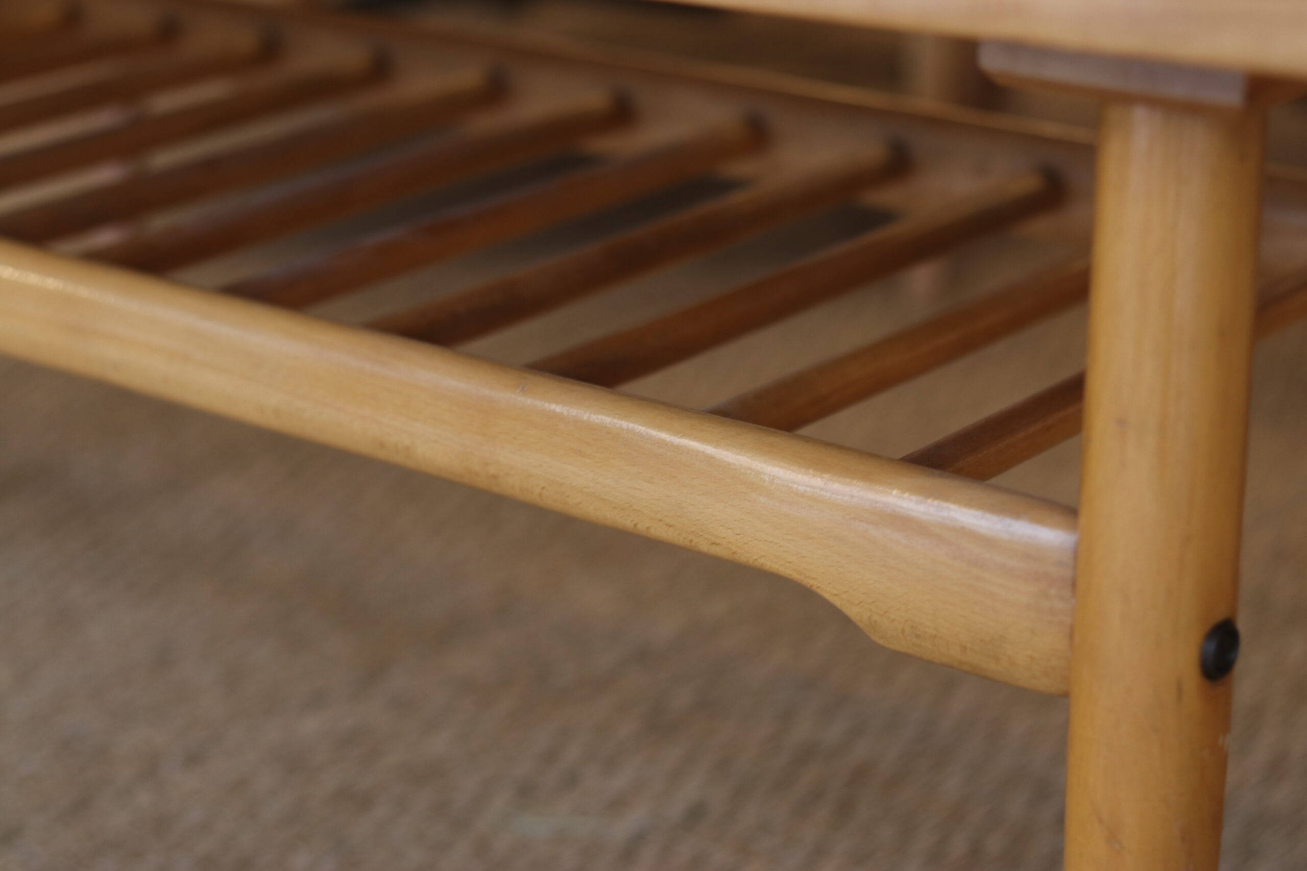 Table basse années 60 en hêtre, plateau double avec piétement et barreaux tournés – Image 4