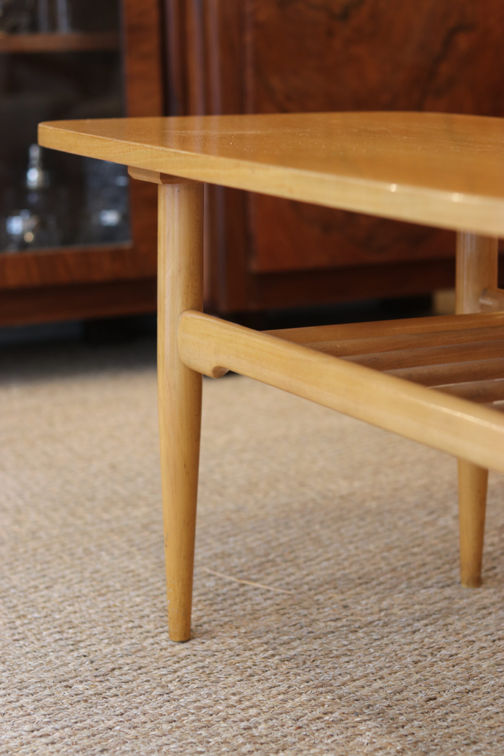 Table basse années 60 en hêtre, plateau double avec piétement et barreaux tournés – Image 3