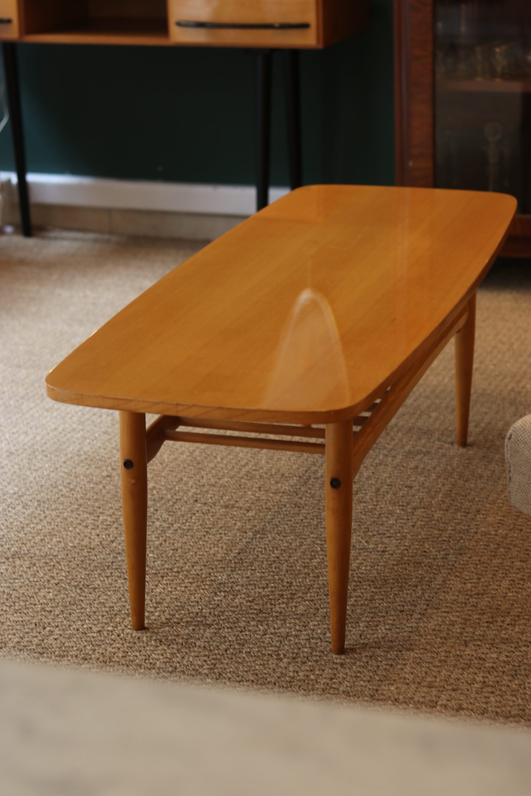 Table basse années 60 en hêtre, plateau double avec piétement et barreaux tournés – Image 2
