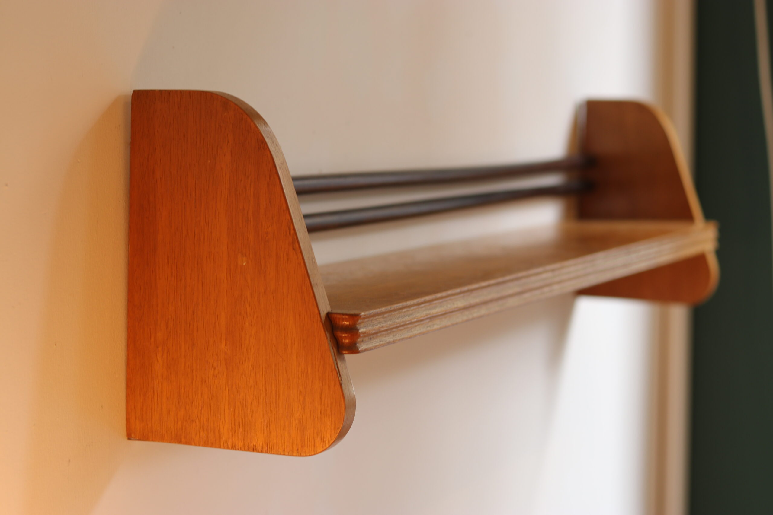 Paire d’étagères murales années 50 en bois – Image 4