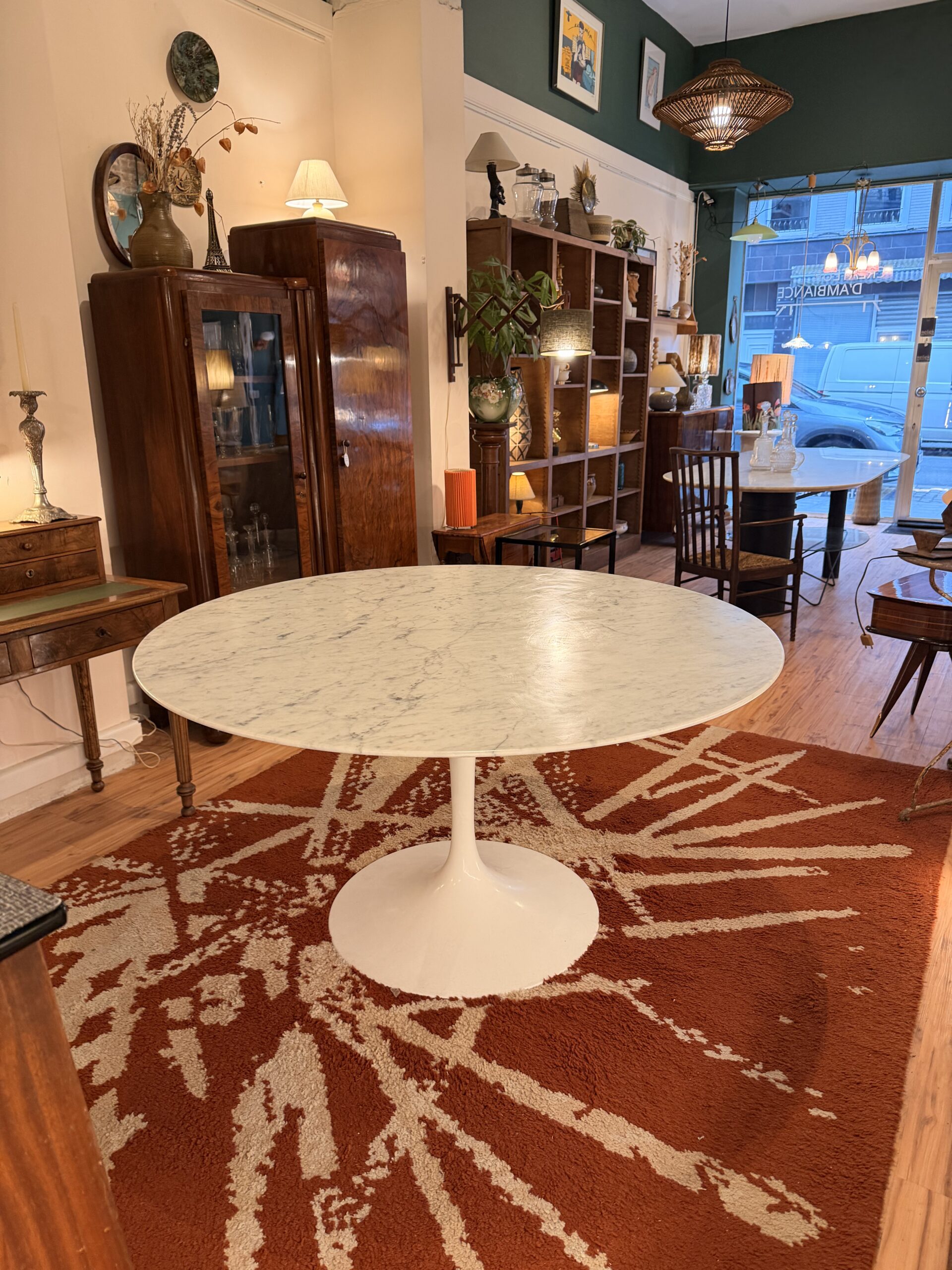 Table tulipe années 60, plateau en marbre de Carrare restauré, pied alu laqué blanc